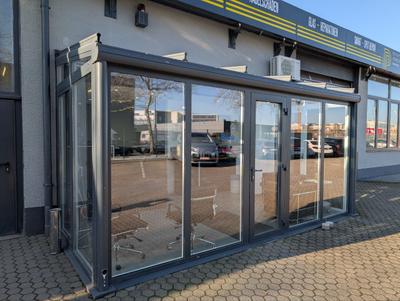 Verglaster Empfangsbereich von au&szlig;en