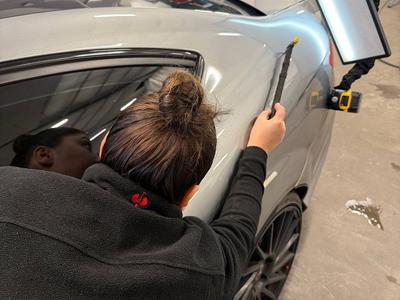 Detailarbeit Beulendoktor mit Reflektorboard am Seitenteil