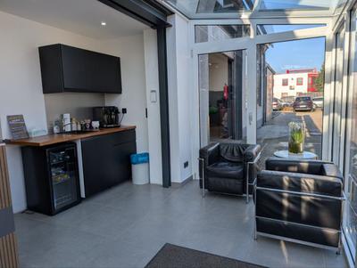 Kunden-Lounge mit Ledersessel und Kaffeebar