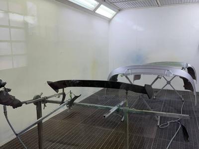 Sto&szlig;f&auml;nger auf Lackiergest&auml;nge in der Lackierkabine