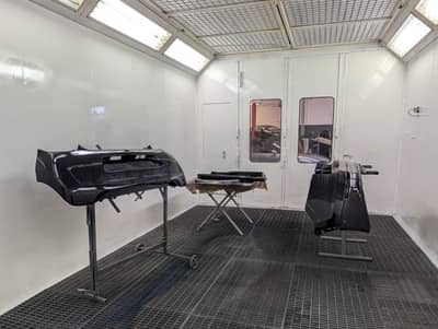 Lackierkabine mit Sto&szlig;stange und T&uuml;rteilen auf Lackierb&ouml;cken