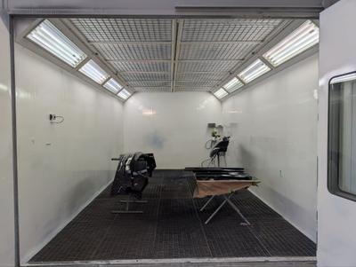 Professionelle Lackierkabine mit Absauganlage